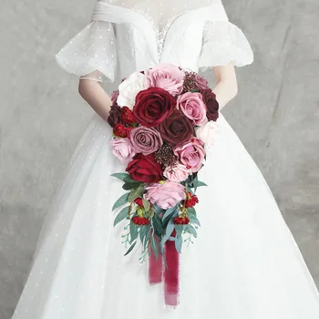 Новая свадьба Невеста держит цветок Свадебная композиция Водопад с каплей воды Фото Держит букет Подружка невесты Цветок