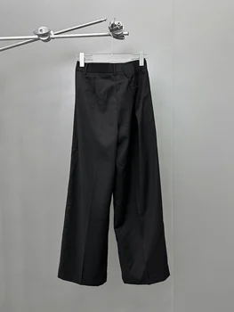 Минималистичная версия облегающих брюк с широкими штанинами в тон. Изображение 2